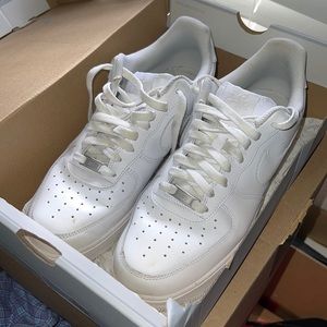 White Nike Air Force